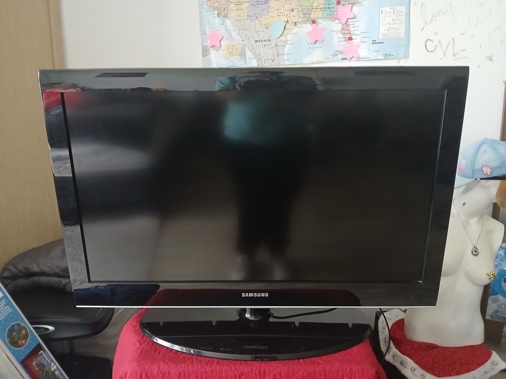 37' Samsung TV w/Remote