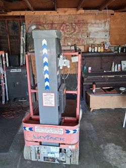 Skyjack sizzer lift