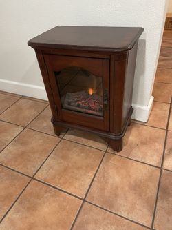 BEAUTIFUL WOOD ELECTRIC FIREPLACE WORKS GOOD 