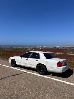 2004 Ford Crown Victoria CLEAN TITLE
