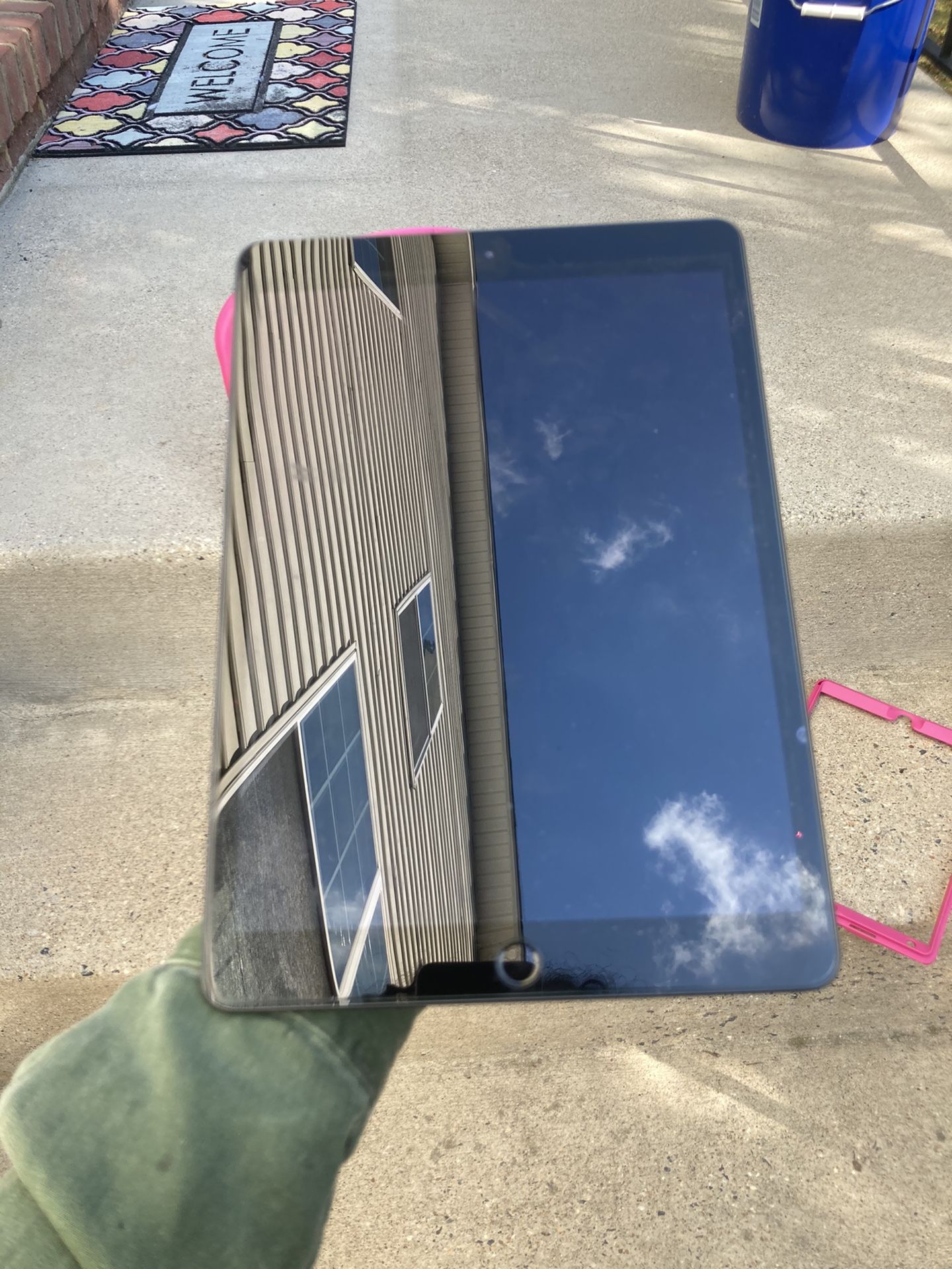 7th generation Ipad 126GB with stand & carry case