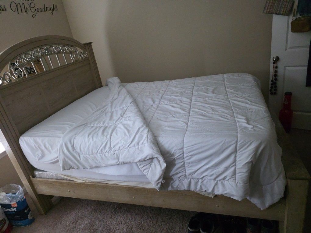 Bed & Dresser