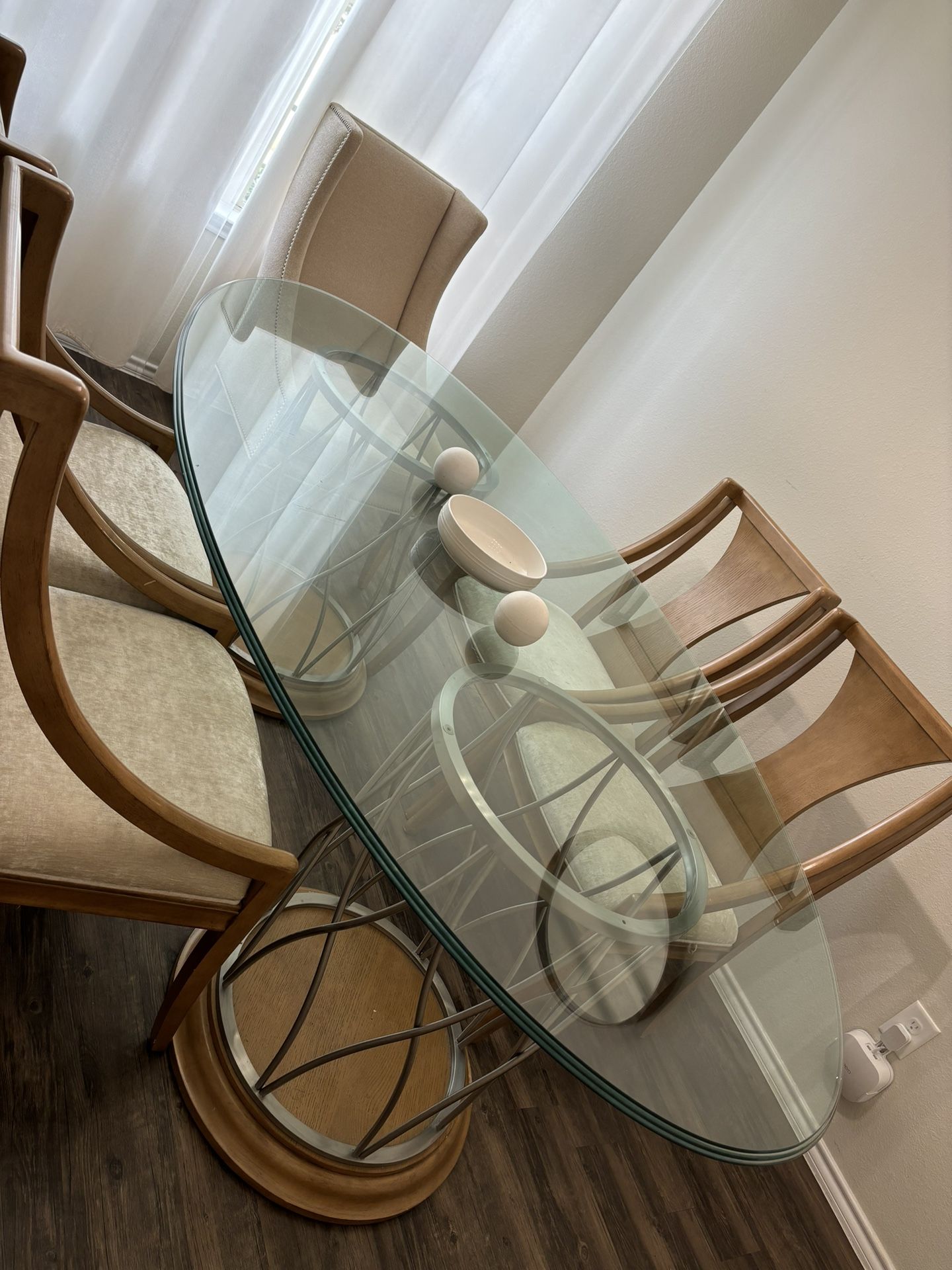 6 Seats Elegant Dining Table