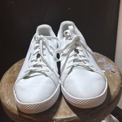 Woman’s pumas white