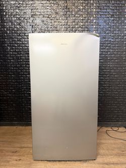 HISENSE STANDUP FREEZER w/WARRANTY! R3094A