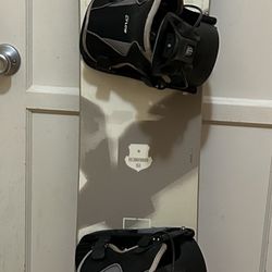 Forum Recon 153 Snowboard With Size Large Flow Bindings