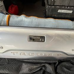 Toyota Tacoma tailgate