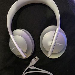 Bose Noise Cancelling Headphones 700 Over-Ear Bluetooth Headphones, Silver