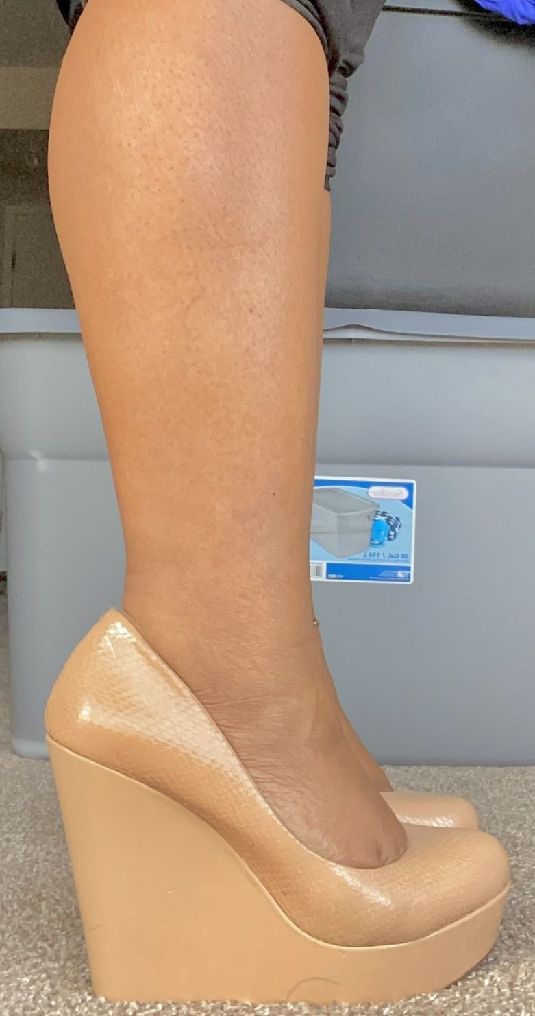 Gianni Bini Tan Pleather Platform Wedges Size 9 Wide