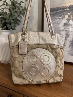 ✨ Coach Signature Tote Bag – Champagne Gold