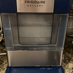 Frigidaire Gallery, 33 lbs. Touchscreen Nugget Ice Maker, Stainless Steel Accent, Navy $150
