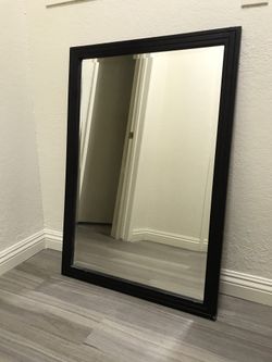 Wall mirror (39x27 inch)