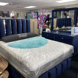 Queen Bed With Dresser And Mirror 