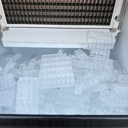 Maxx Commercial Ice maker 
