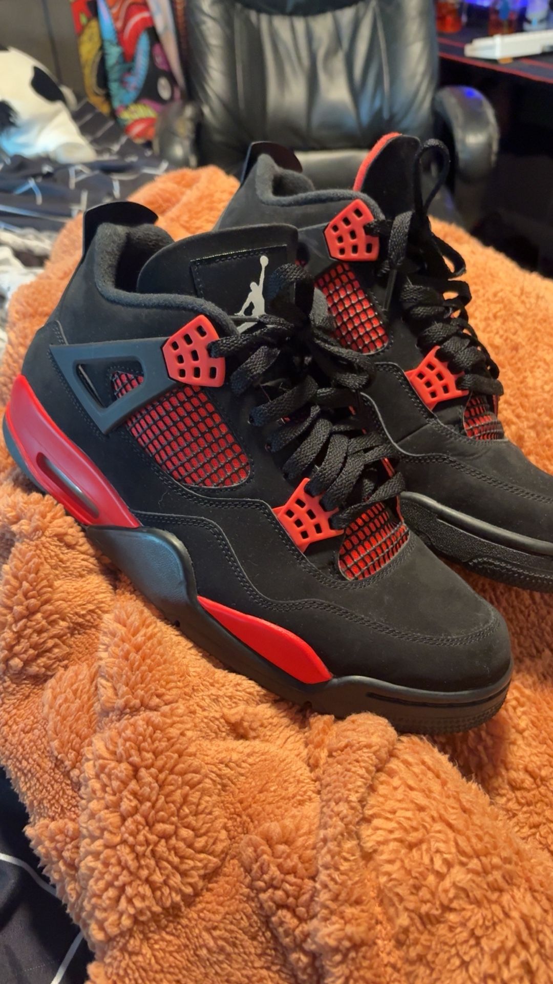 Jordan 4 Thunder reds