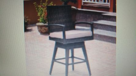 Goplus Outdoor Wicker Swivel Bar Stool Chair Patio Backyard Furniture w/ Seat Cushion