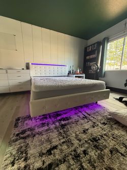 ✨Queen size bed frame with under glowing lights and light up headboard. (mattress not included.)