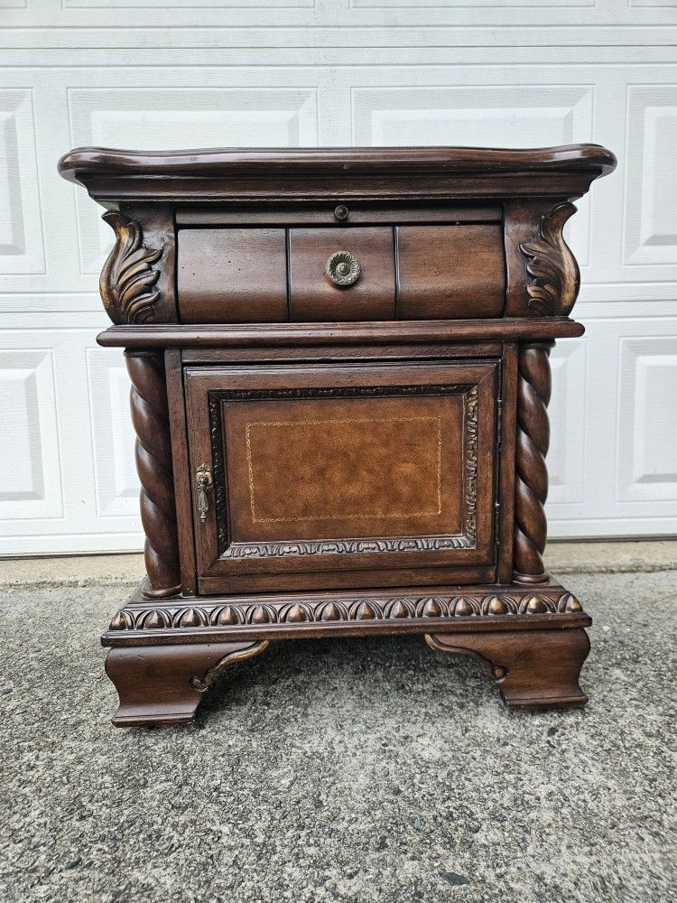 One Nightstand / Bedside Table