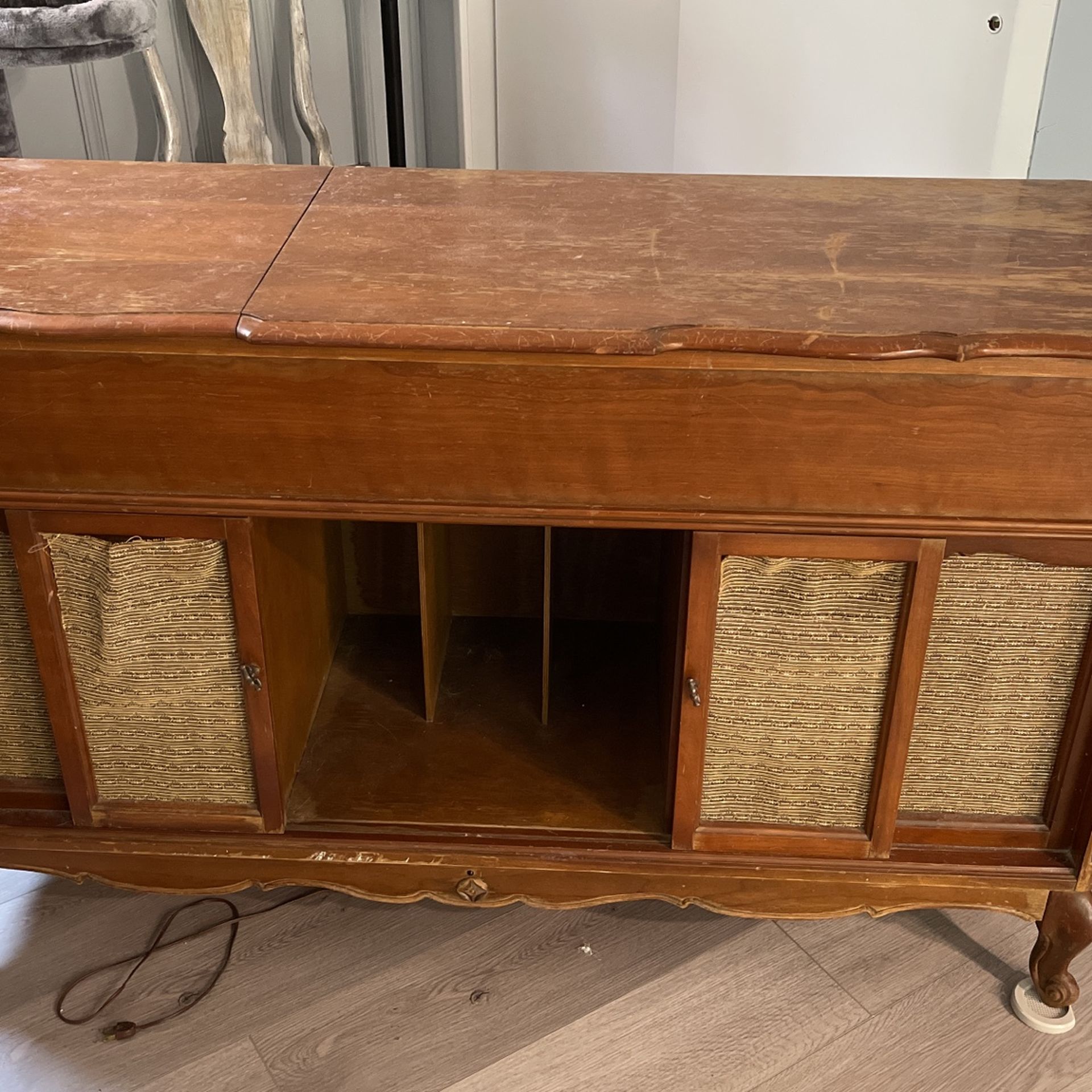 Free Antique Stereo With Record Player And Speakers 