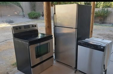 Appliance bundle, fridge, stove, dishwasher  read description