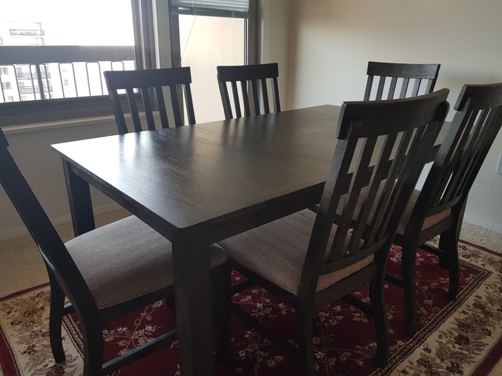 Dining room set (Table w/ 6 chairs )