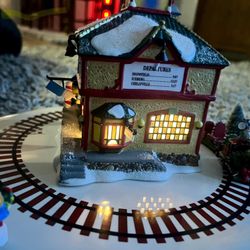 Dept 56 North Pole Series North Star Commuter Train Station 56782 Very Nice. Christmas. READ