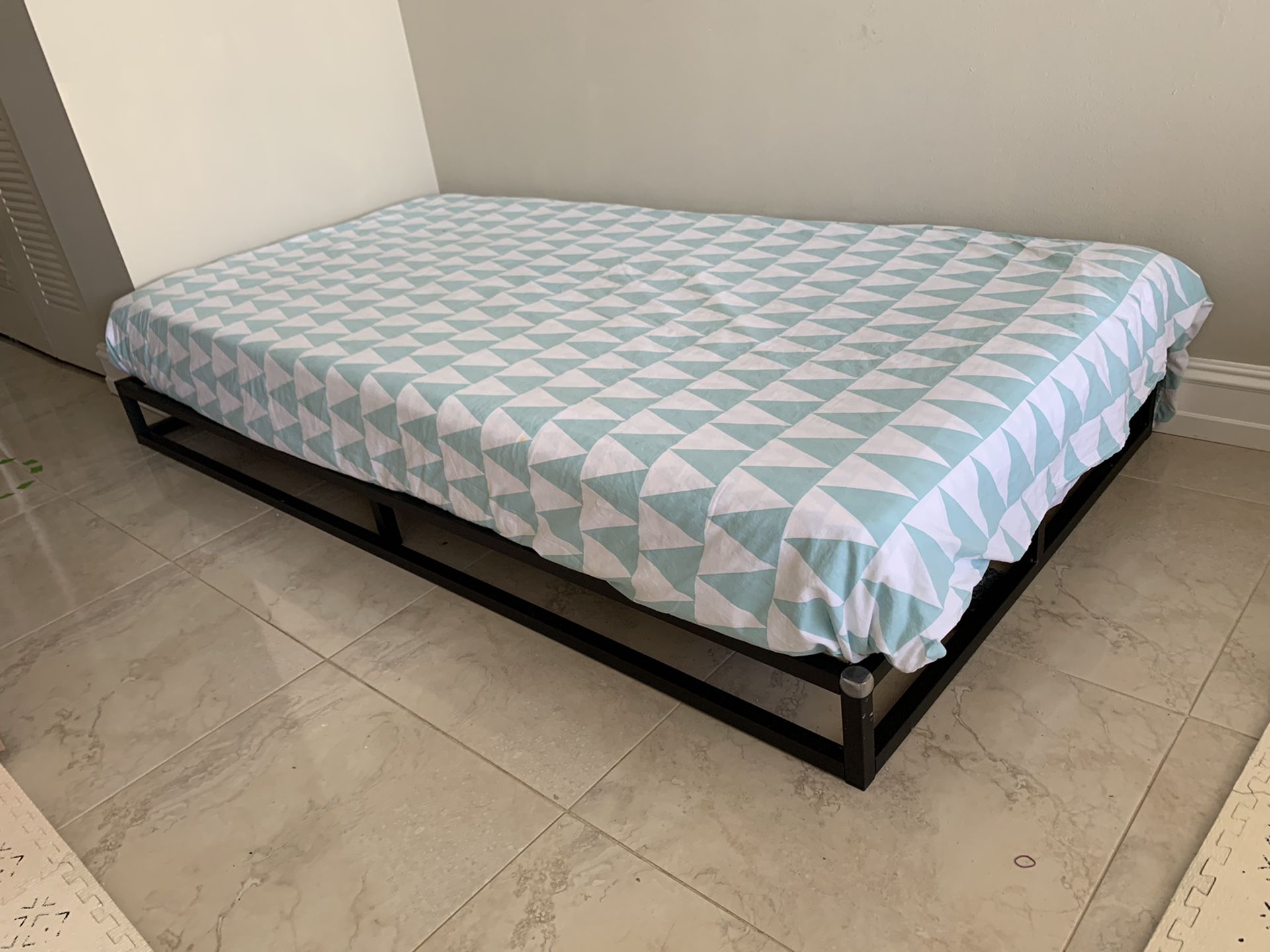 Twin bed metallic frame and IKEA mattress