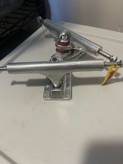Independent skateboard trucks