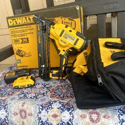 DeWalt 20 V MAX. XR Lithium Ion Cordless 2-1/2"  15 Ga Finish Nailer Kit With 2.0 Ah Battery & Charger 