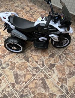 kids 3 Wheel  Motorcycle With Music  White
