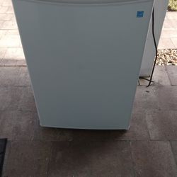Refrigerator 4.4 Cubic Feet
