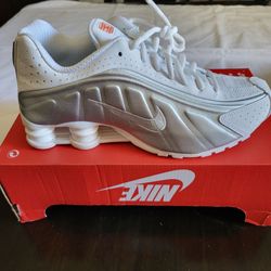 *NEW* Nike Shox R4 Metallic Silver White Sneaker Men's Size 8 Women's 9.5