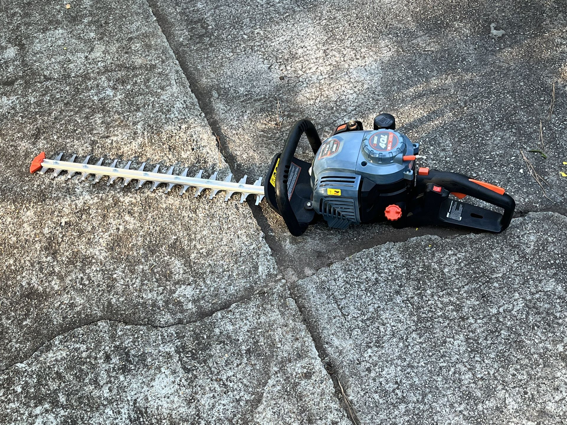 Senix 26.5 cc Gas 4 -Stroke Hedge Trimmer with a 22 in. Bar used 60