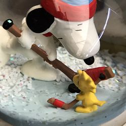 Peanuts Snoopy Woodstock Snow globe Winter Games