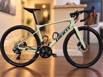 Giant Revolt Advanced 2 Carbon Gravel Bike – Excellent Condition