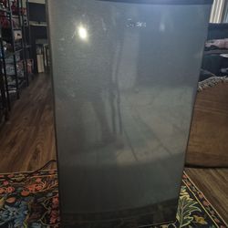 Compact Mini Fridge – Works Great – Clean
