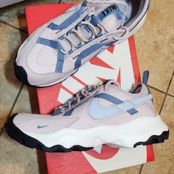 NEW- Women's Nike TC 7900 sneakers