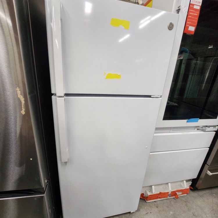Ge Top Freezer Refrigerator White 18 Cu Ft White New
