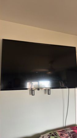 Flat Screen tcl TV with Wall Mount