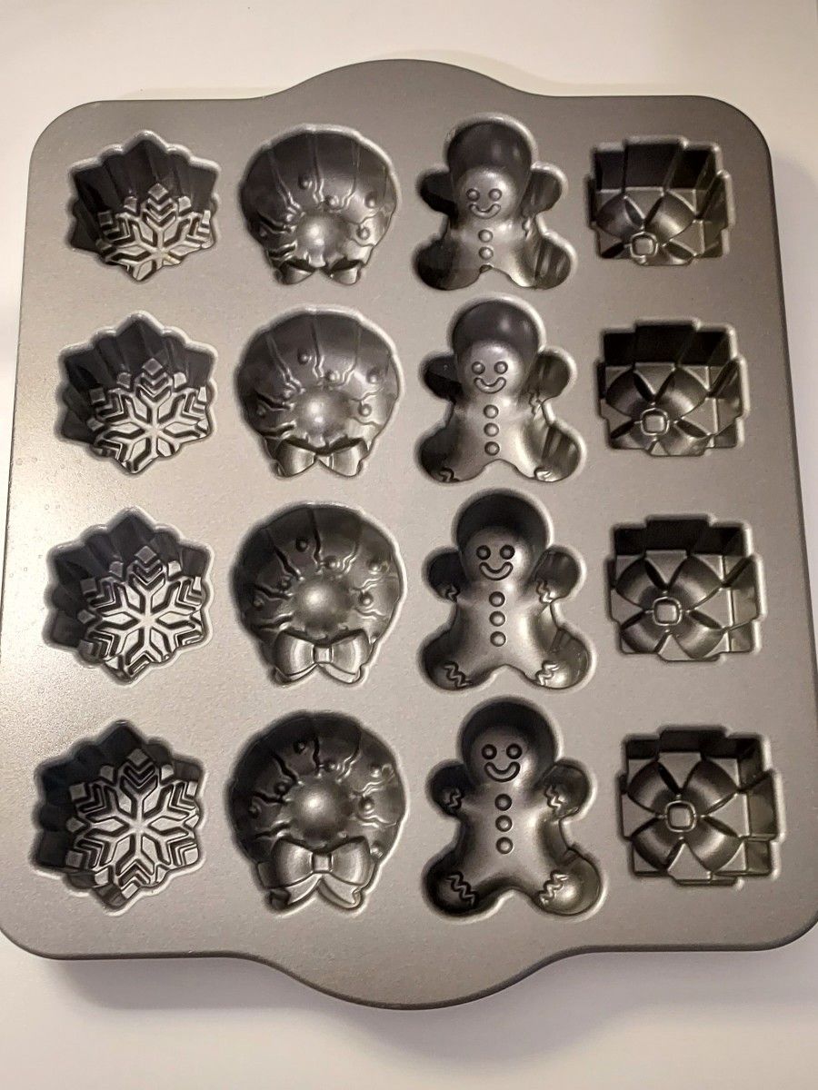 Nordic Ware Holiday Teacake 12 Mini Loaf Cakelet Pan USA Cast Aluminum Christmas