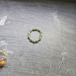 Rosemarie & Jubalee Women's Elegant Glass Simulated Pearl Strand Pearl Stretch Bracelet, 2.25"
