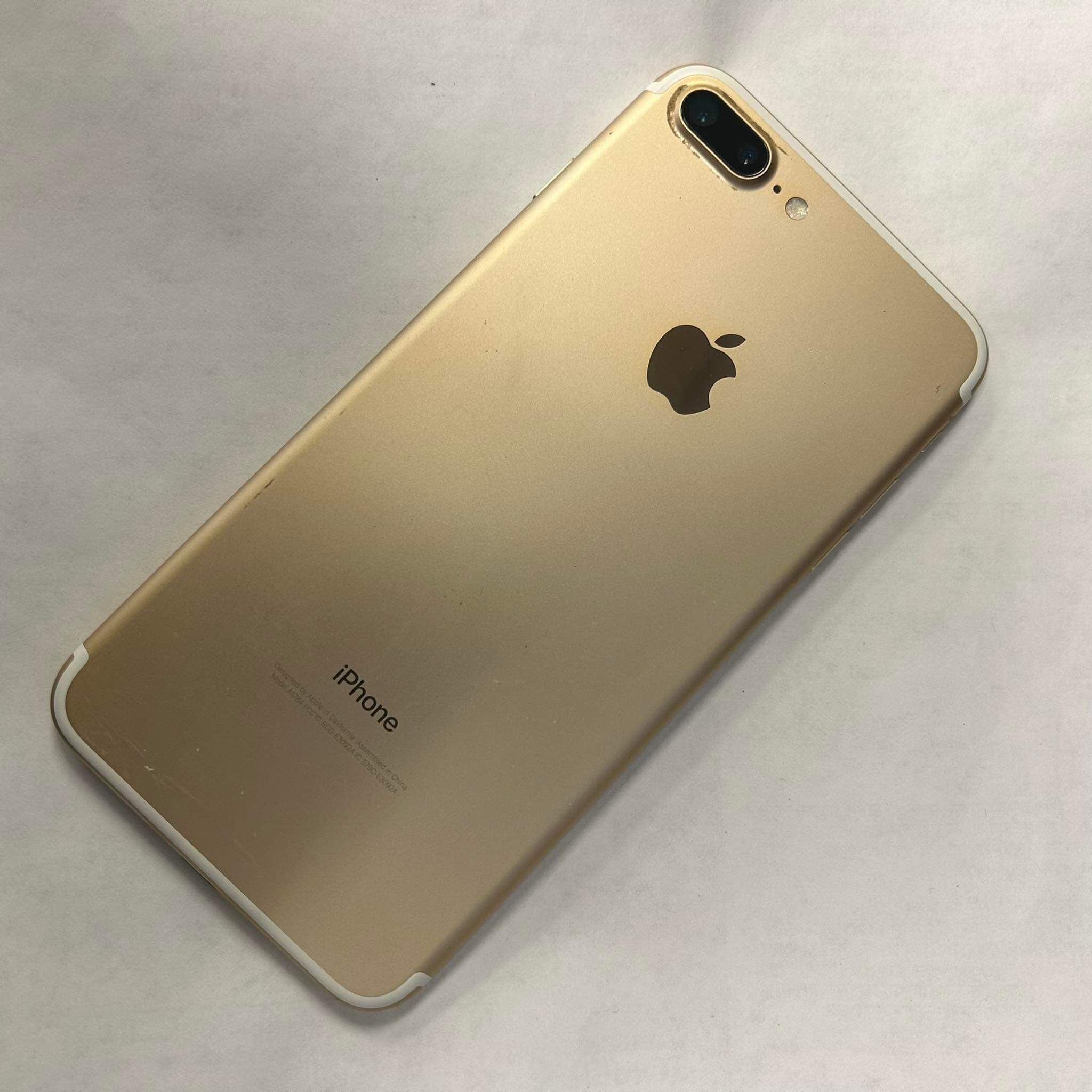 iPhone 7 plus 32 gb Unlocked store warranty comes with cable & charger