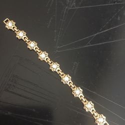 1928 Brand Gold Tone Star Shaped Link Bracelet With Textured Design And Rhinestones