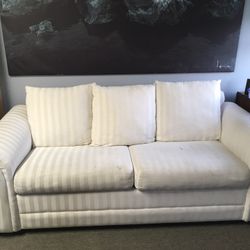 White Couch With Pullout Bed