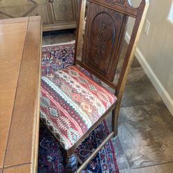 Beautiful Table and 4 Chairs.