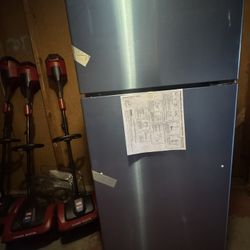 GE Fridge With Icemaker