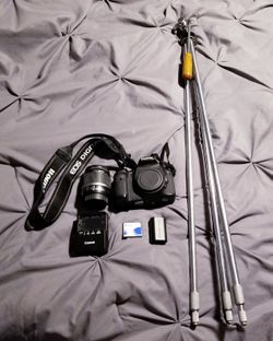 7D Conon Camera With Tripod