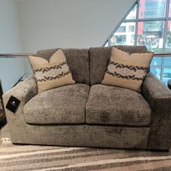 Dunmor Graphite Loveseat
Ashley Furniture$10 Down Payment And Financing Available