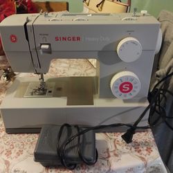 Singer Sewing Machine 