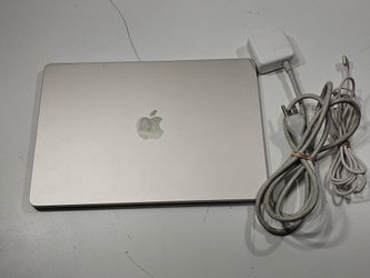 2022 MacBook Air 13.6 Apple M2 chip A2681 512GB SSD 8GB Ram Starlight
